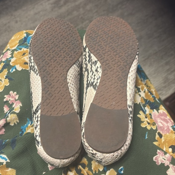 Tory Burch Snakeskin Pattern Flats with Gold Logo - Picture 4 of 5